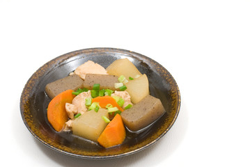 鶏と根菜の煮物・丸皿盛り