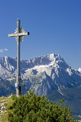 Gipfelkreuz mit Zugspitze