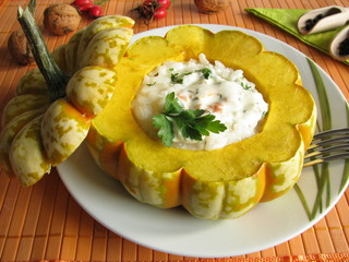 Mit Risottoreis gefüllter Kürbis