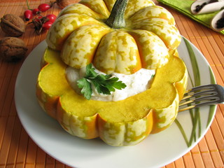 Mit Risottoreis gefüllter Kürbis