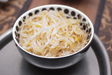 Schale mit Mungobohnenkeimling-Salat