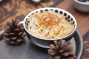 Schale mit Mungobohnenkeimling-Salat