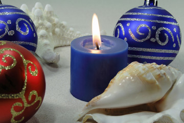 kerze mit kugeln im sand