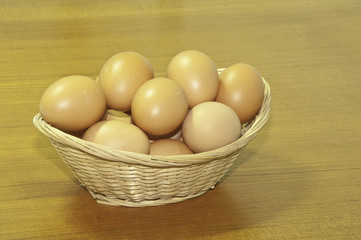 Huevos en una cesta