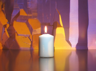 Kerze vor surrealistischem Hintergrund