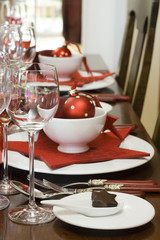 Weihnachtlich gedeckter Tisch