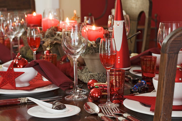 Weihnachtlich gedeckter Tisch