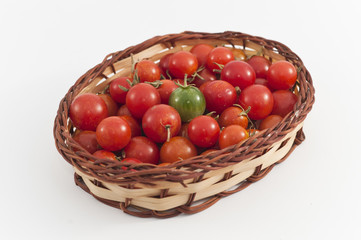 Cesto con tomates cherrys