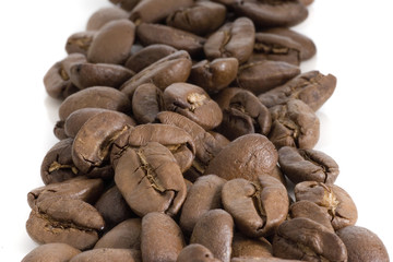 Kaffeebohnen in einer Reihe