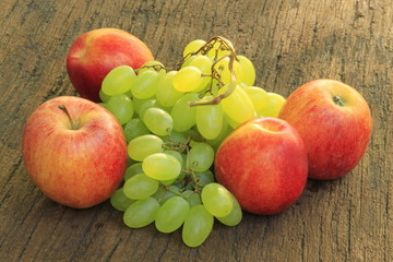 Obst auf einem Holztisch