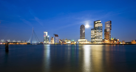 Fototapeta na wymiar Rotterdam i wschodzący księżyc