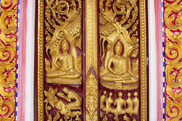 Fototapeta na wymiar Buddhist art carving and painting on door of temple