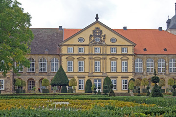 Fototapeta na wymiar Hundisburg Castle Park strona