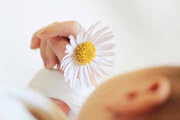 baby mit blume