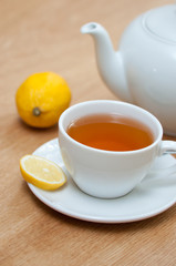 Tee mit Zitrone trinken