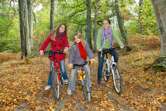 Faire du vélo en forêt en automne