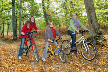 Fototapeta na wymiar jeunes filles faisant de la bicyclette
