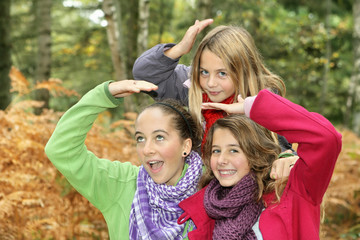 Sourire d'enfants en automne