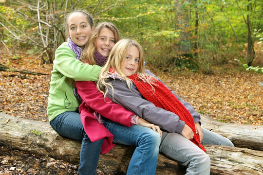 Automne, trois jeunes filles en forêt