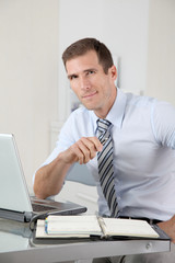 Naklejka premium Man working in the office with laptop computer
