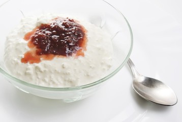 Bowl with cottage cheese and jam
