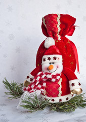 Снеговик на ветке сосны.