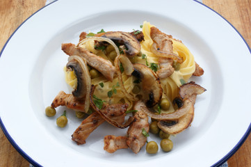 Bandnudeln mit Gulasch und Pilzen