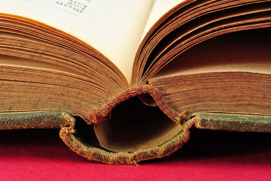 aufgeklapptes altes Buch