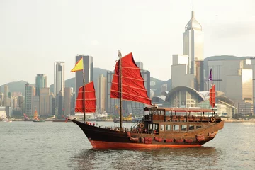 Papier Peint photo Lavable Hong Kong voilier naviguant dans le port de Hong Kong