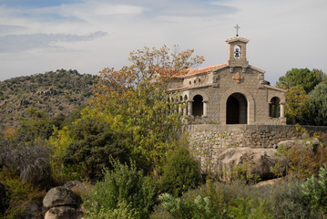 Ermita en el valle de Iruelas