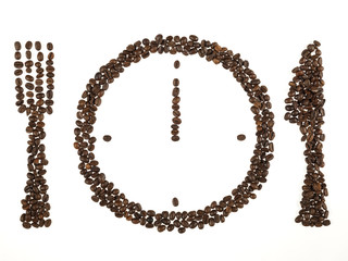 orologio con posate fatto con i chicchi di caffè
