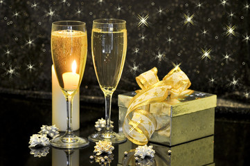 Sektgläser und Geschenk zum Jahreswechsel