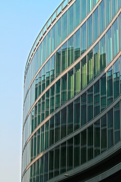 Edificio pubblico con grandi vetrate di colore verde
