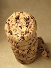 Pila de galletas con trozos de chocolate