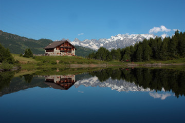 Fototapeta na wymiar Mountain lake with house