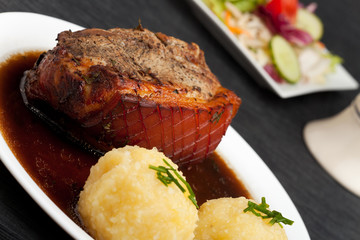 Bayerischer Schweinsbraten mit Kartoffelknödel