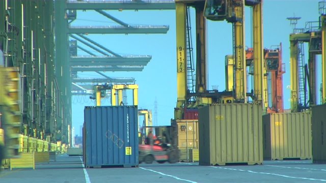 Containerschiff im Hafen