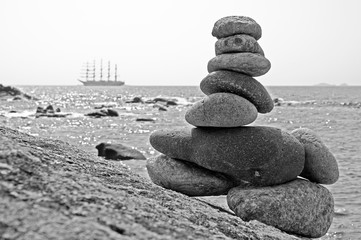 Empilage de pierres sur une plage Corse