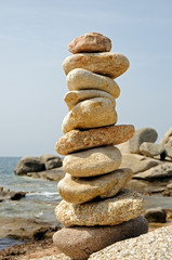 Fototapeta na wymiar Empilage de pierres sur la plage de Tamaricciu en Corse