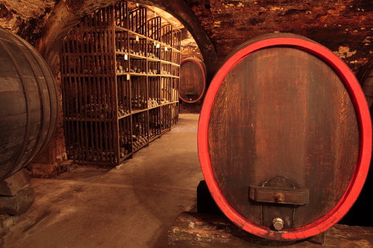 alter Weinkeller, Rotwein Barrique-F&auml;sser, Eichenf&auml;sser