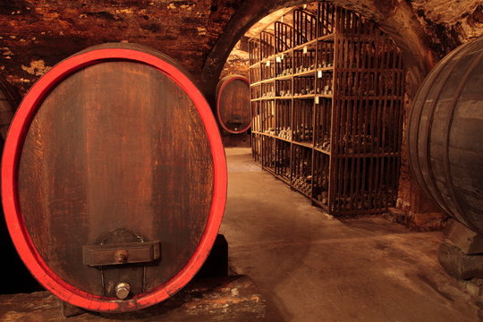 alter Weinkeller, Rotwein Barrique-F&auml;sser, Eichenf&auml;sser