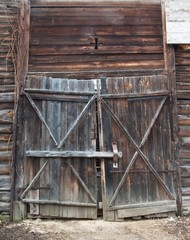 Naklejka premium old wooden gate in the rural barn.