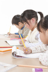 勉強をする子供たち