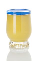 Ein Glas bayrischer Senf isoliert auf weiß