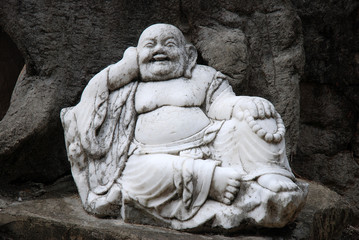 Fototapeta na wymiar Gruby Budda siedzi kamień