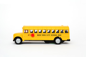 Amerikanischer Schulbus isoliert auf weiß von der Seite