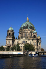 Fototapeta na wymiar Berliner Dom der Spree