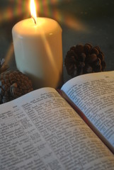 Naklejka na ściany i meble Boże Narodzenie Kościół chrześcijański czytanie Biblii przy świecach