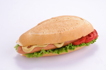 Panino con wurstel, senape, pomodori e insalata