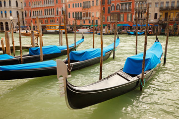 Fototapeta na wymiar Tradycyjne gondoles w Wenecji